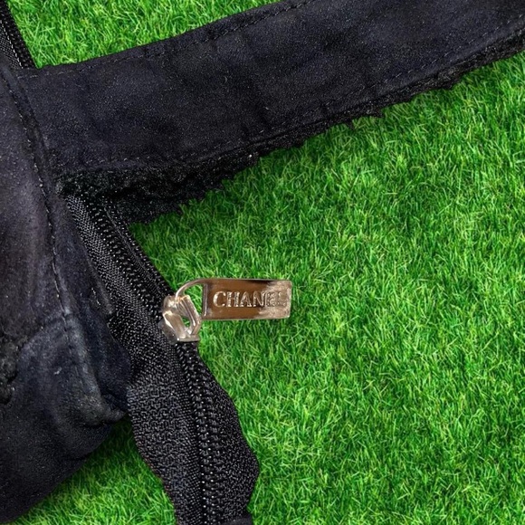 Vintage CHANEL Black Suede Tote with Interlocking CC Emblem - Picture 3 of 7